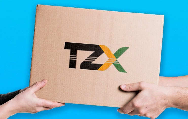 Caixa com a marca TZX sendo entregue